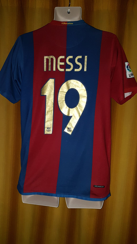 Maglia da calcio replica Dri-FIT FC Barcelona 2025/26 Stadium per ragazzo/a - Home. IT Maglia da calcio replica Dri-FIT FC Barcelona 2025/26 Stadium per ragazzo/a - Home. IT