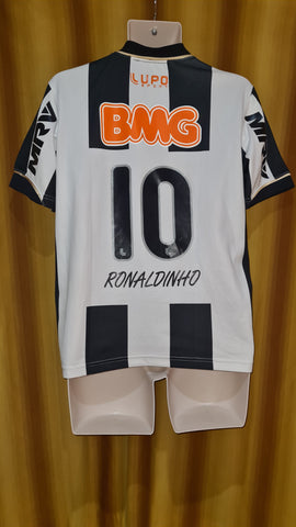 Maillot vintage domicile Brésil 2004 - Ronaldinho #10 (L) - Back To The Maillot vintage domicile Brésil 2004 - Ronaldinho #10 (L) - Back To The